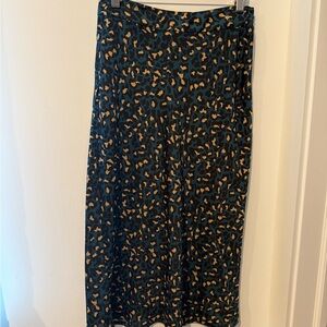 BCBGeneration Black and Tan leopard Print Midi Skirt

Length: 29in
Width: 13in